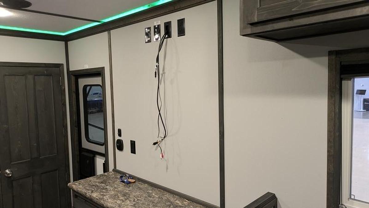 2026 Ice Castle Fish Houses 8' X 24V Missouri Riverbend Lodge [$1,000 OFF, SMART TV, FREE GENERATOR]