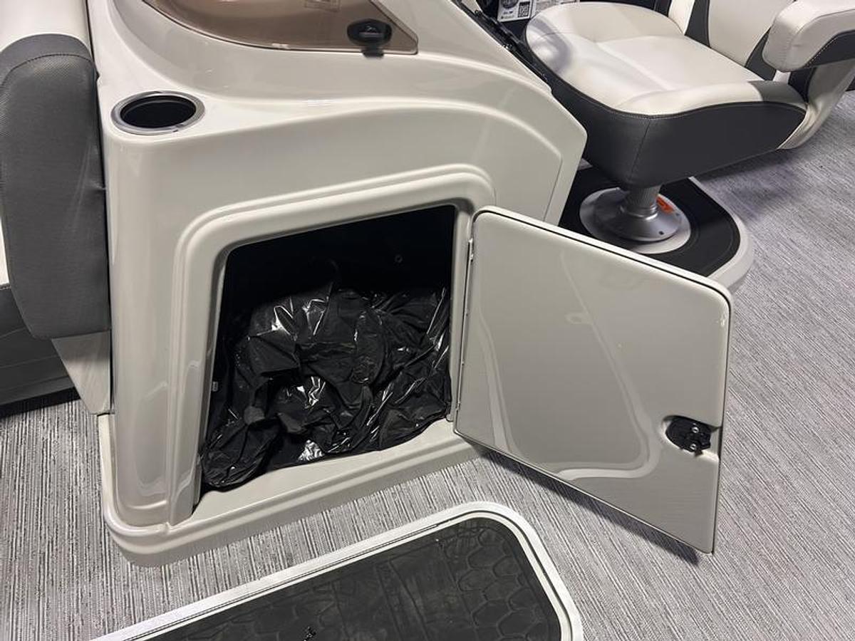 2026 Sylvan X3 Party Fish Platinum Package