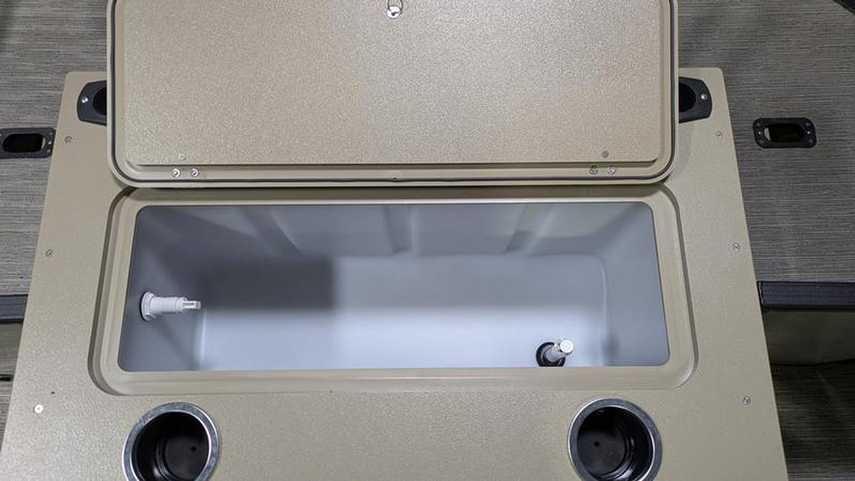 2026 Sylvan X3 Party Fish Platinum Package