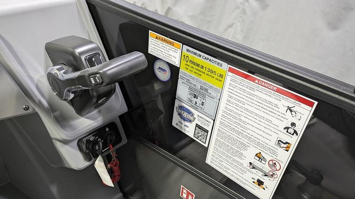 2026 Sylvan R-22 Party Fish