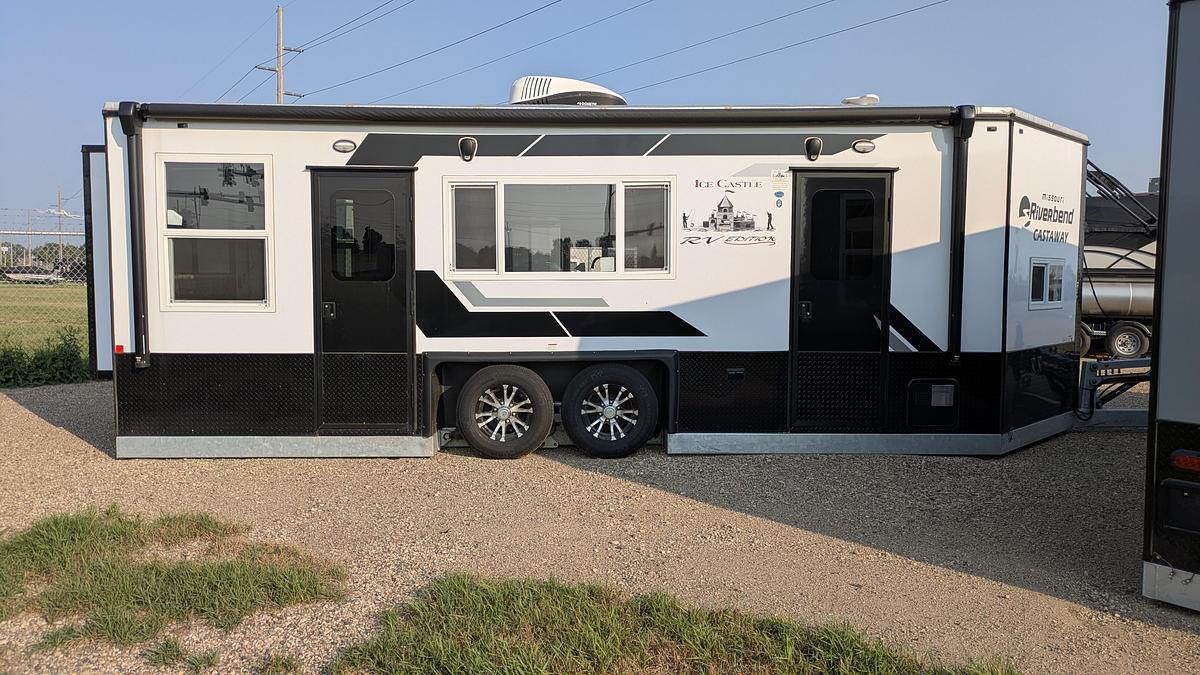 2026 Ice Castle Fish Houses 8' X 21V Missouri Riverbend Castaway