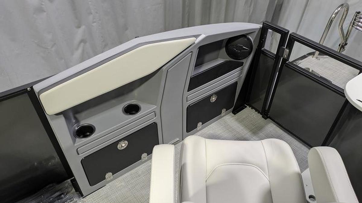 2026 Sylvan R-22 Party Fish