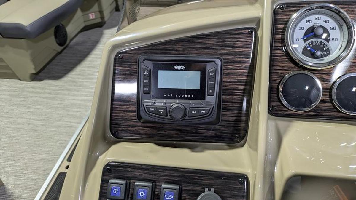 2026 Sylvan X3 Party Fish Platinum Package