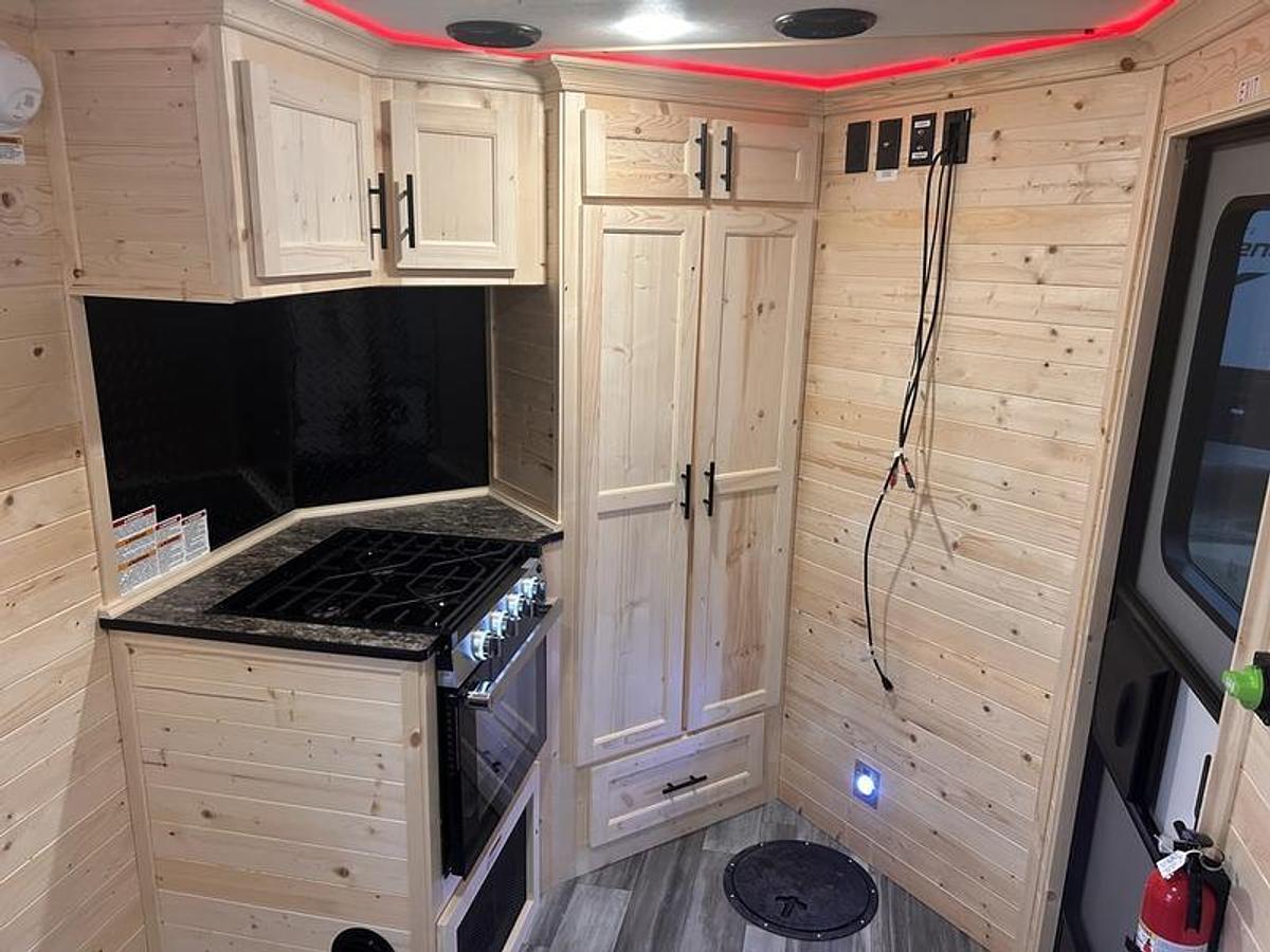 2026 Ice Castle Fish Houses 6.5' X 12V SPORTSMAN [$1,000 OFF, FREE GENERATOR]