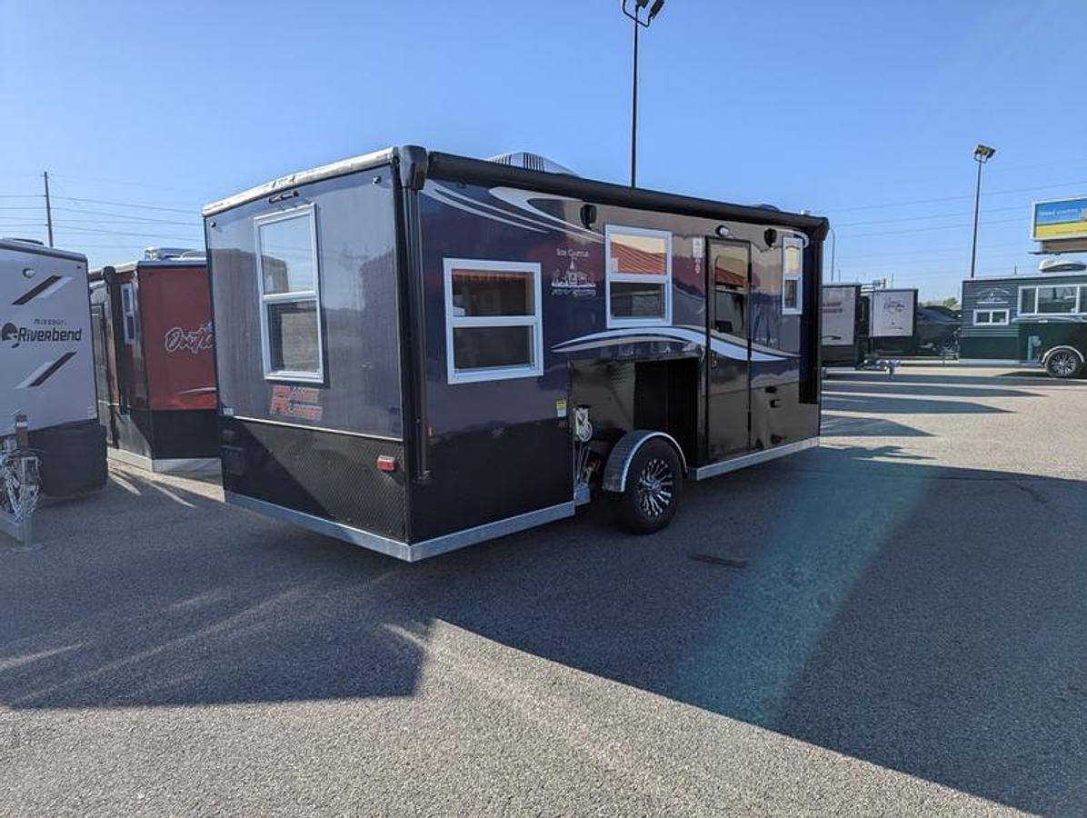 2026 Ice Castle Fish Houses 8' X 17V RANGE RUNNER [$1,000 OFF, FREE GENERATOR]