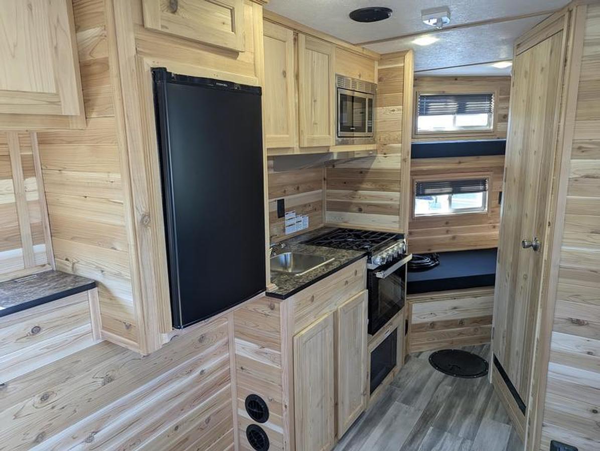 2026 Ice Castle Fish Houses 8' X 17V RANGE RUNNER [$1,000 OFF, FREE GENERATOR]