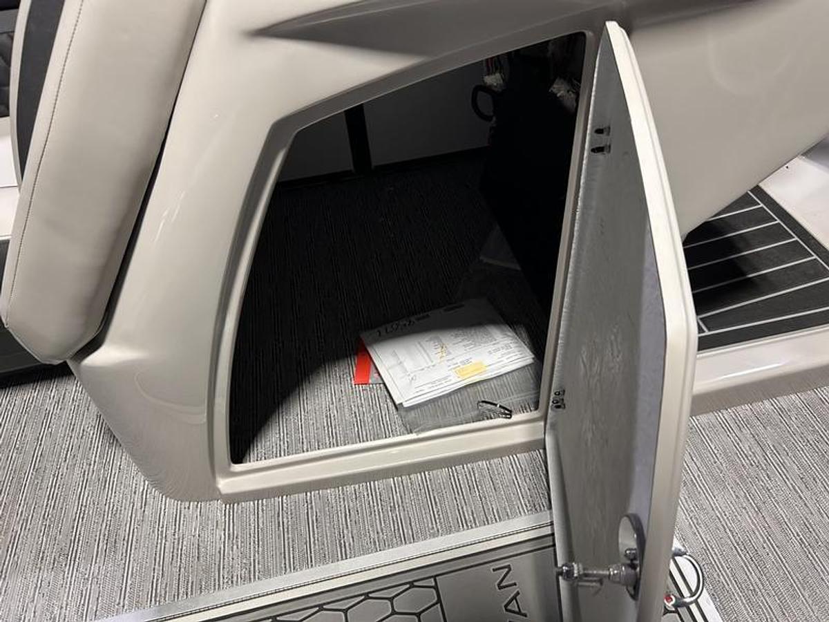 2026 Sylvan L3 Party Fish Port Fish