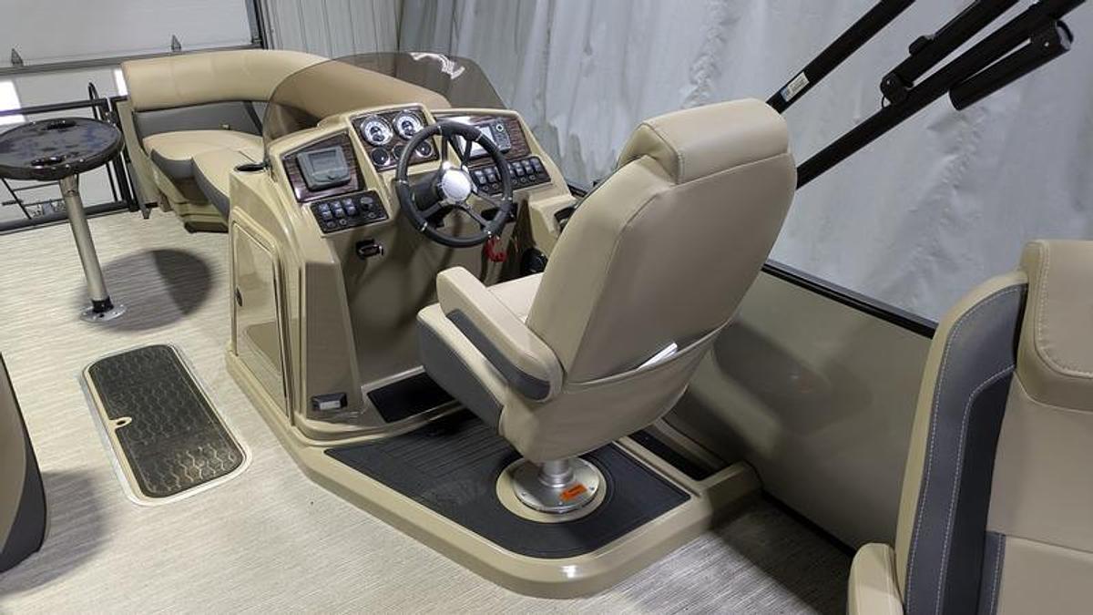 2026 Sylvan X3 Party Fish Platinum Package