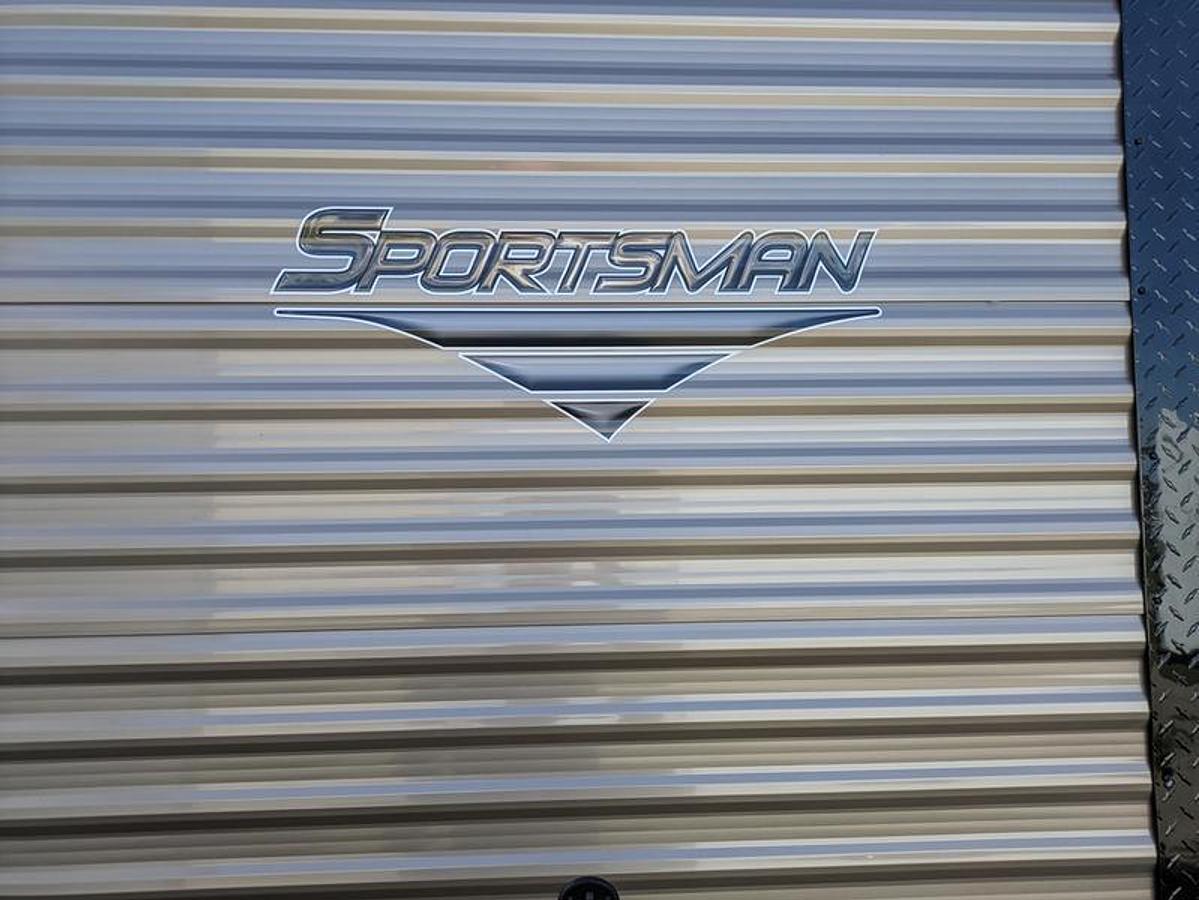 2026 Ice Castle Fish Houses 6.5' X 10V SPORTSMAN [$1,000 OFF, FREE GENERATOR]