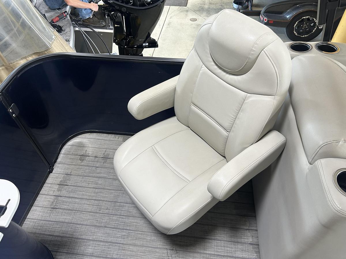 Used 2019 Sylvan Mirage 8522 Party Fish