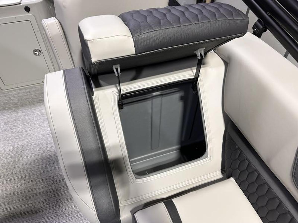 2026 Sylvan L3 Party Fish Port Fish