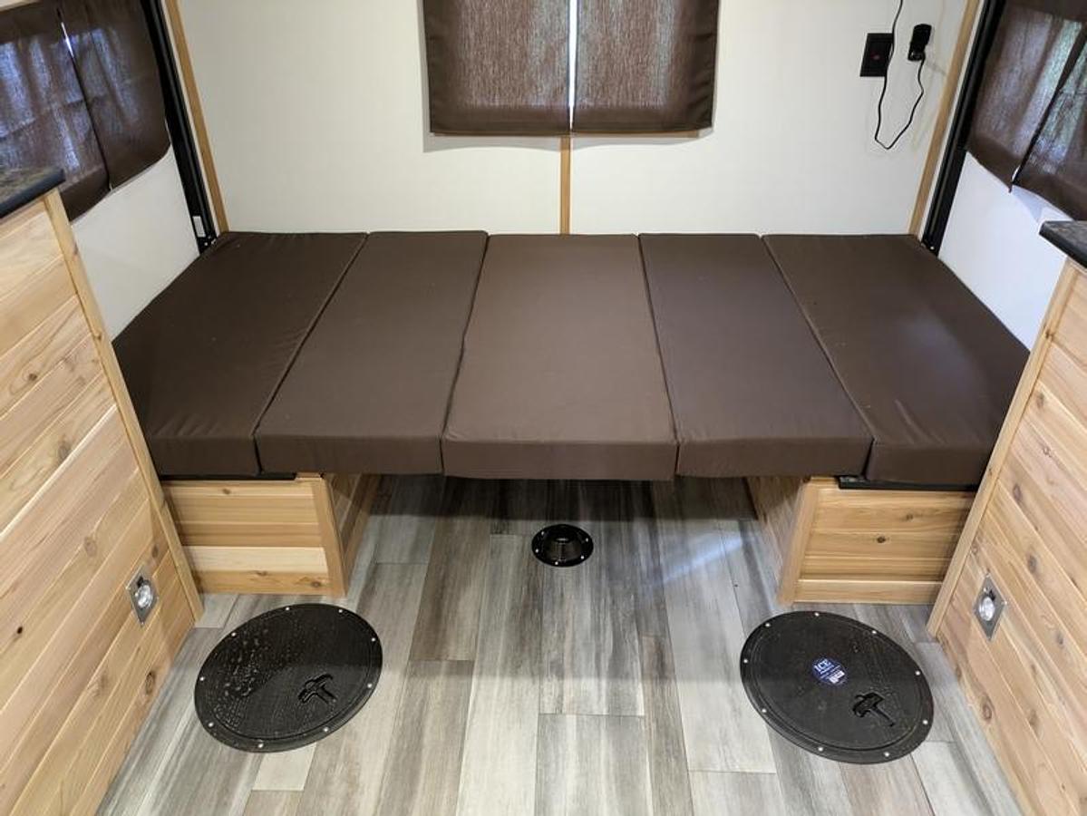 2026 Ice Castle Fish Houses 8' X 16V ND Country Cabin *ND COUNTRY FEST SPECIAL*