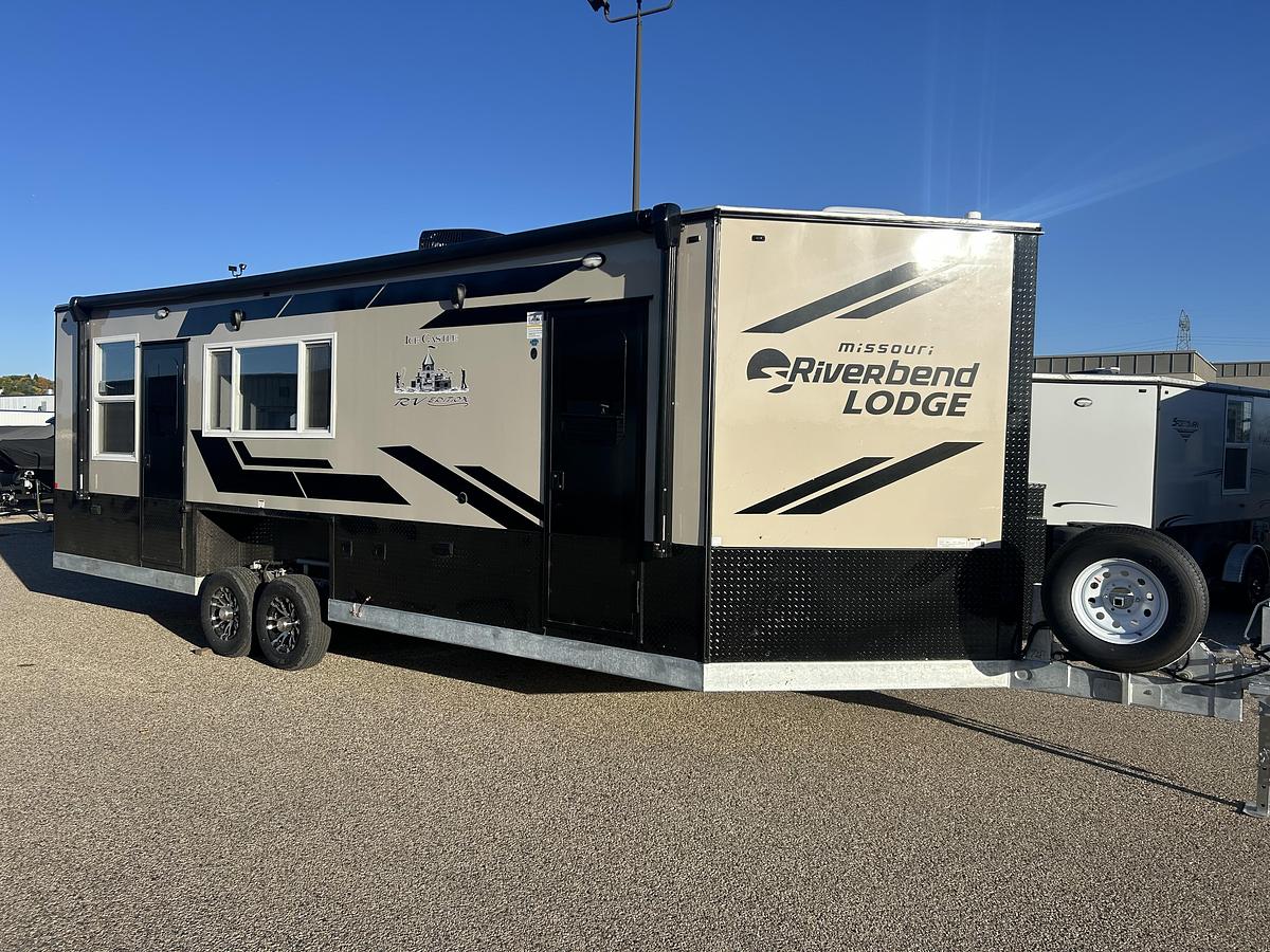 2027 Ice Castle Fish Houses 8' X 24V Missouri Riverbend Lodge