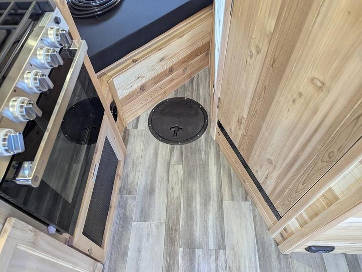 2026 Ice Castle Fish Houses 8' X 17V RANGE RUNNER [$1,000 OFF, FREE GENERATOR]