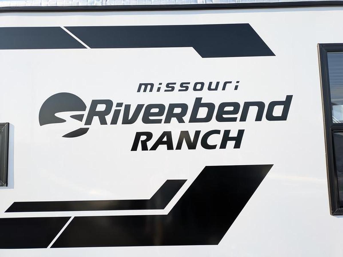 2026 Ice Castle Fish Houses 8' X 21V Missouri Riverbend Ranch [$1,000 OFF, SMART TV, FREE GENERATOR]