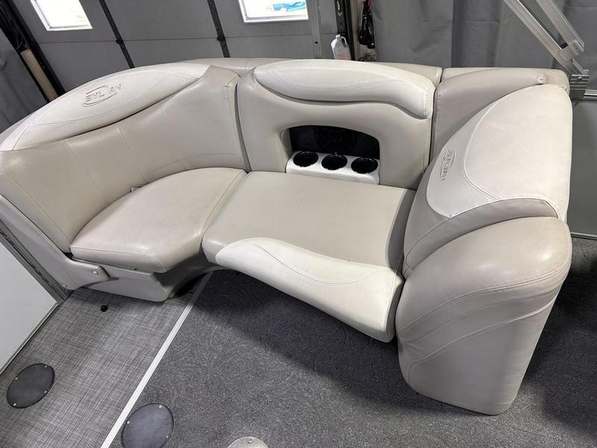 Used 2014 Sylvan 8522 LZ