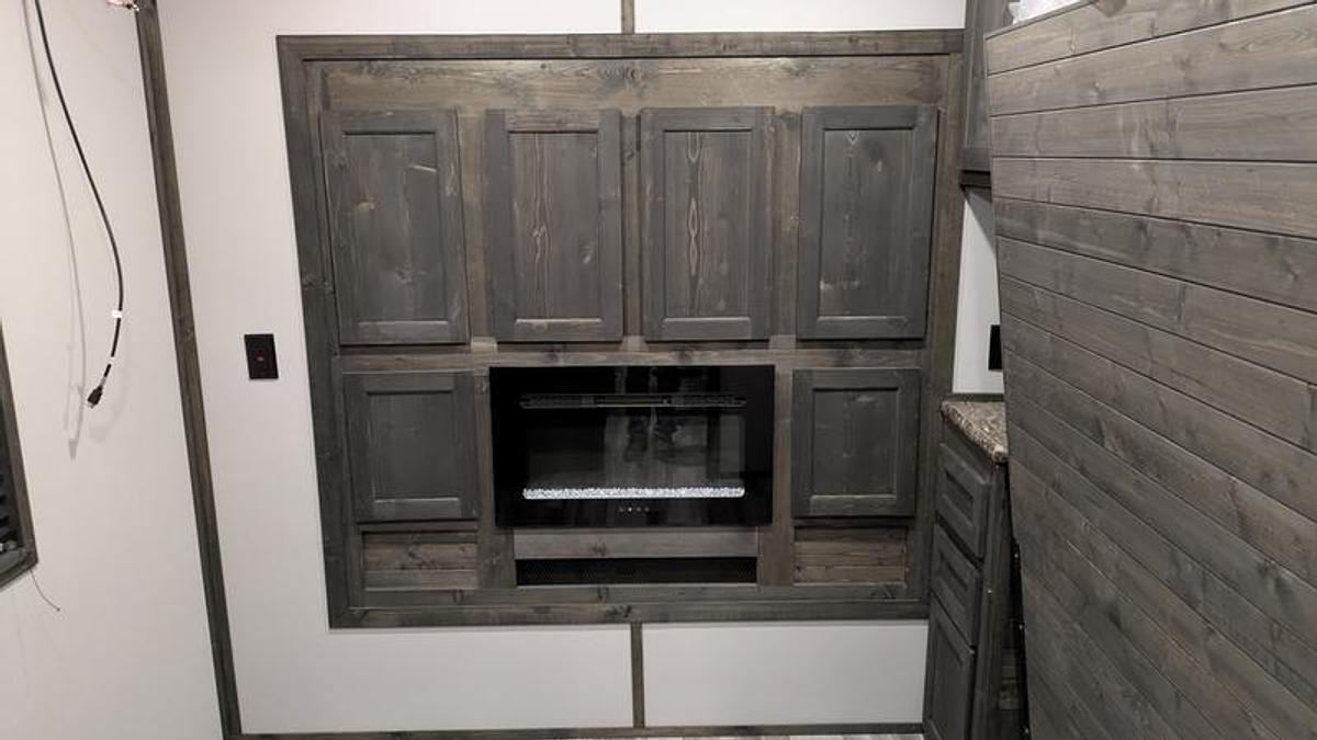 2026 Ice Castle Fish Houses 8' X 24V Missouri Riverbend Lodge [$1,000 OFF, SMART TV, FREE GENERATOR]