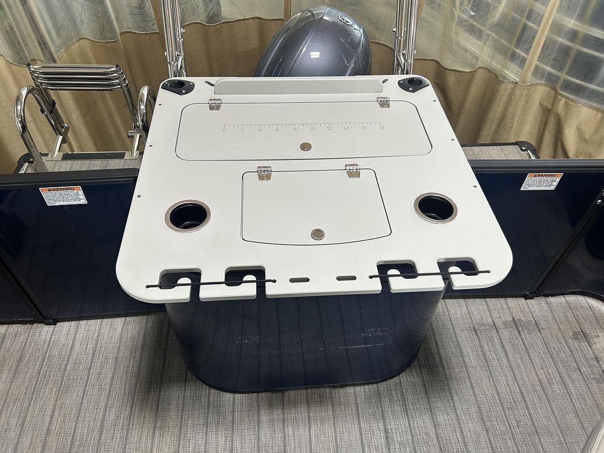 Used 2019 Sylvan Mirage 8522 Party Fish