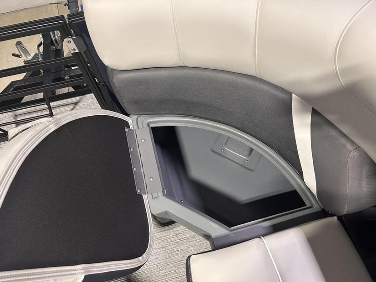 2026 Sylvan X3 Party Fish Platinum Package