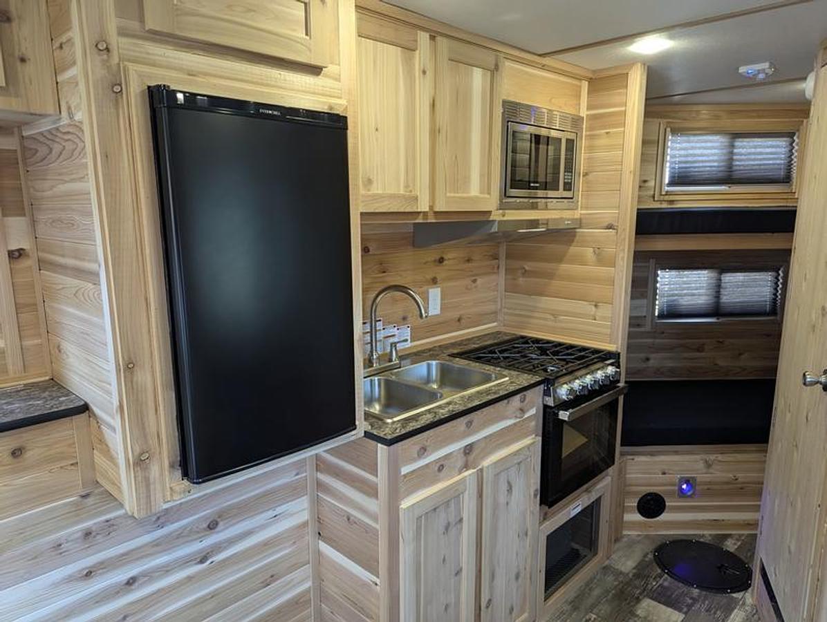 2026 Ice Castle Fish Houses 8' X 17V RANGE RUNNER [$1,000 OFF, FREE GENERATOR]