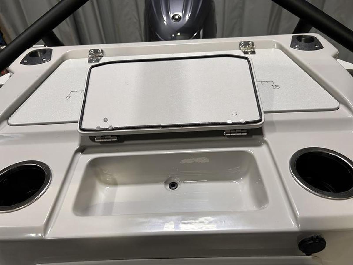 2026 Sylvan L3 Party Fish Port Fish