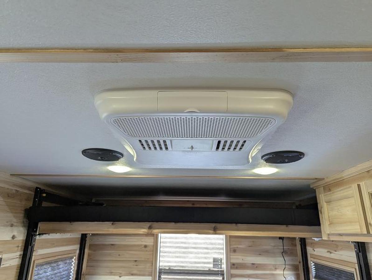 2026 Ice Castle Fish Houses 8' X 17V RANGE RUNNER [$1,000 OFF, FREE GENERATOR]