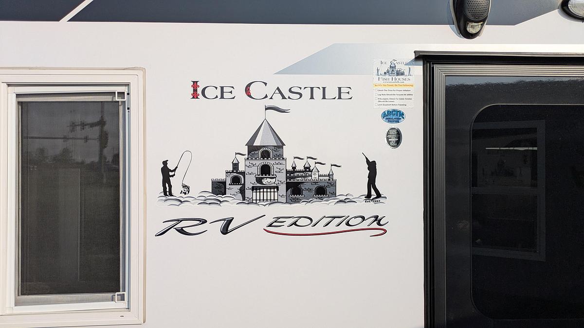 2026 Ice Castle Fish Houses 8' X 21V Missouri Riverbend Castaway