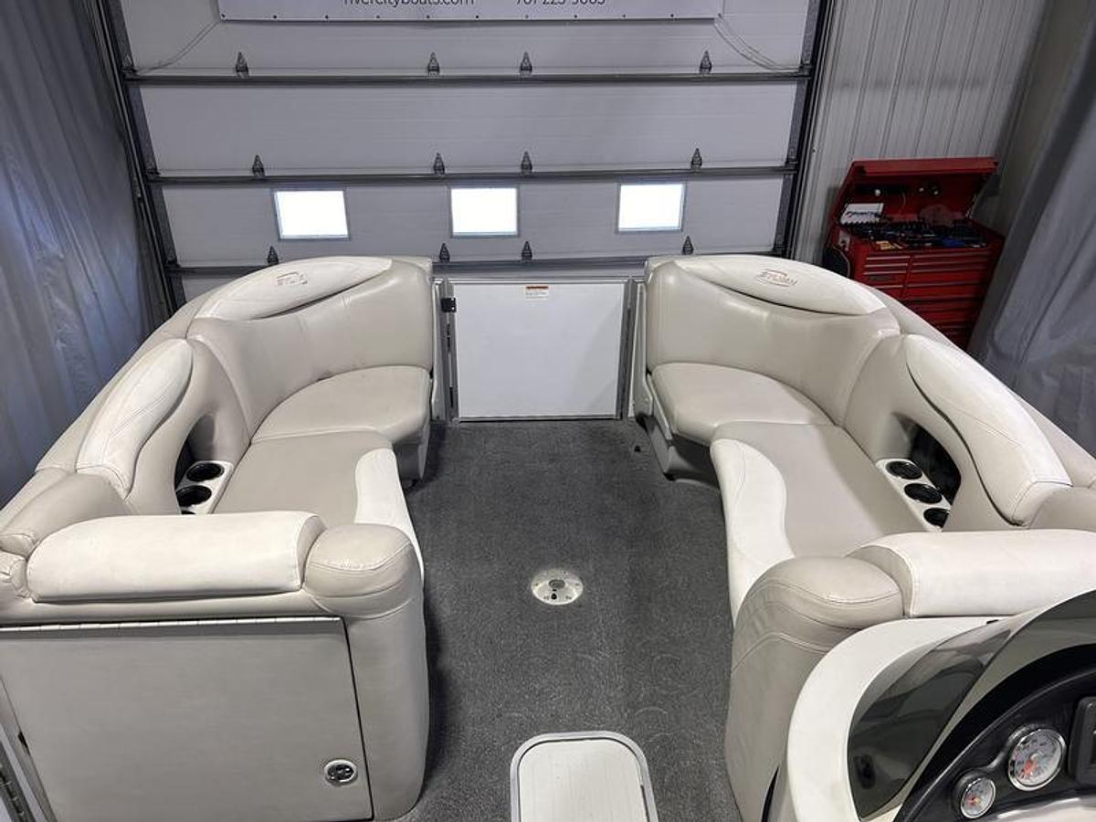 Used 2014 Sylvan 8522 LZ