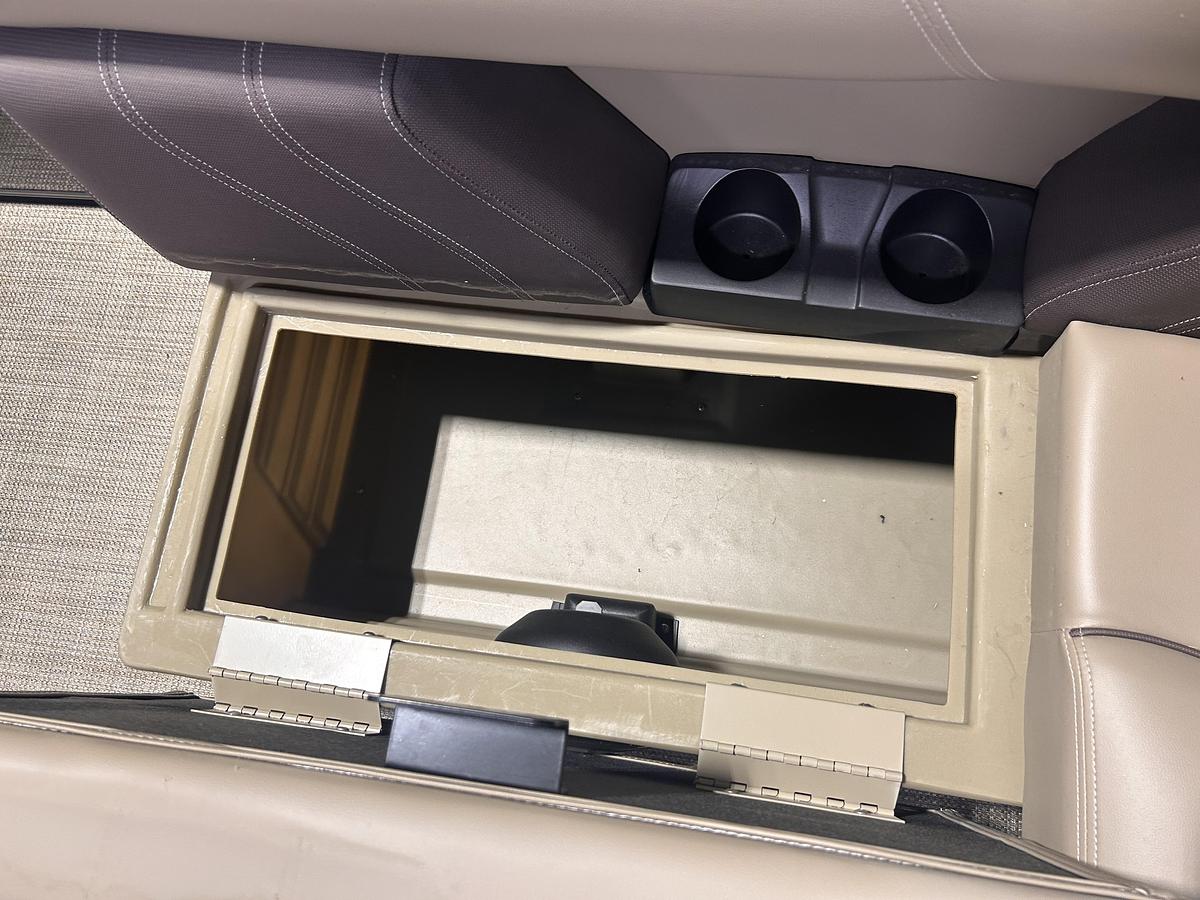 2026 Sylvan 822 Party Fish