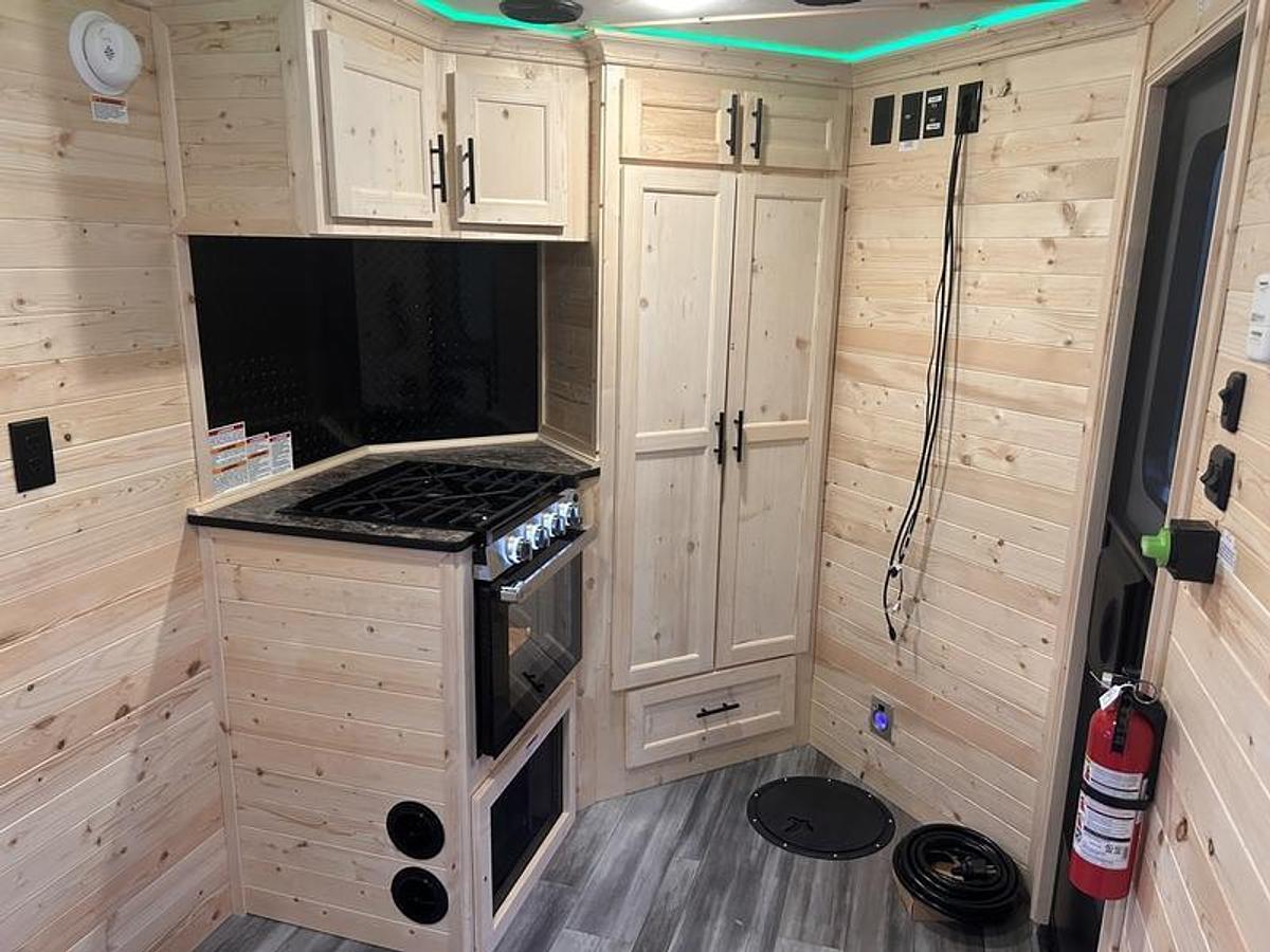 2026 Ice Castle Fish Houses 6.5' X 12V SPORTSMAN [FREE SMART TV, FREE GENERATOR]