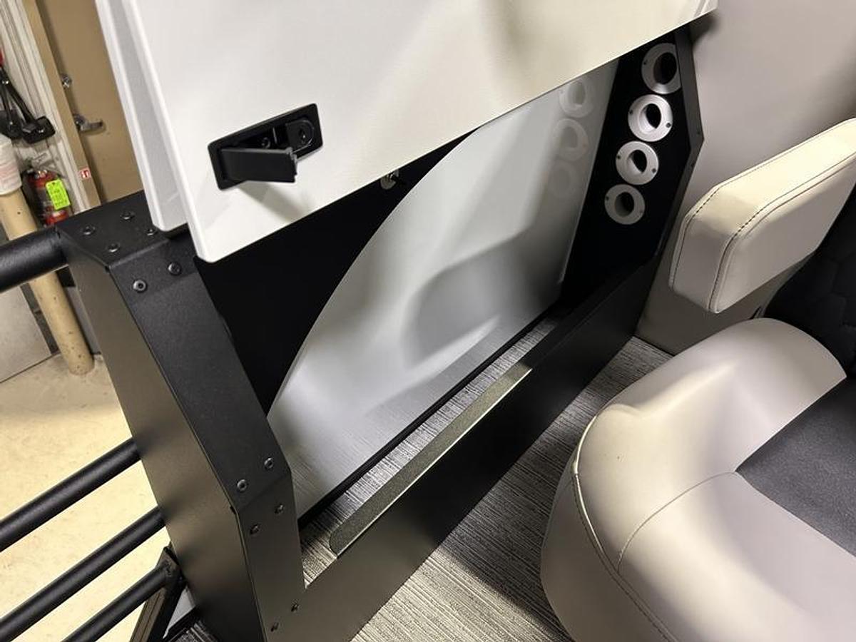 2026 Sylvan L3 Party Fish Port Fish