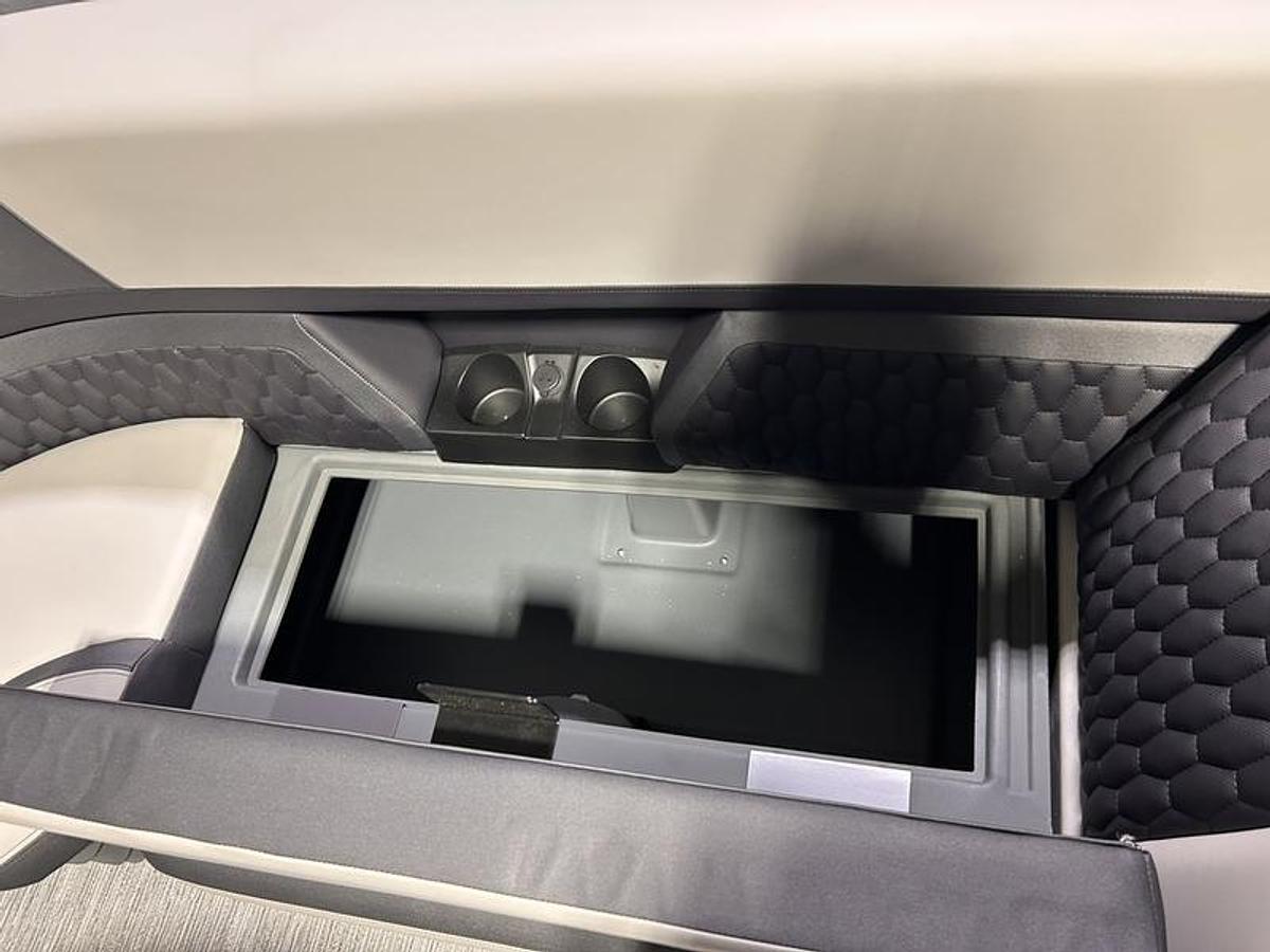 2026 Sylvan L3 Party Fish Port Fish