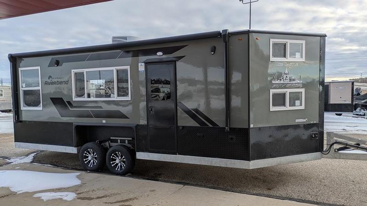 2026 Ice Castle Fish Houses 8' X 21V Missouri Riverbend II [$1,000 OFF, FREE SMART TV, FREE GENERATOR]