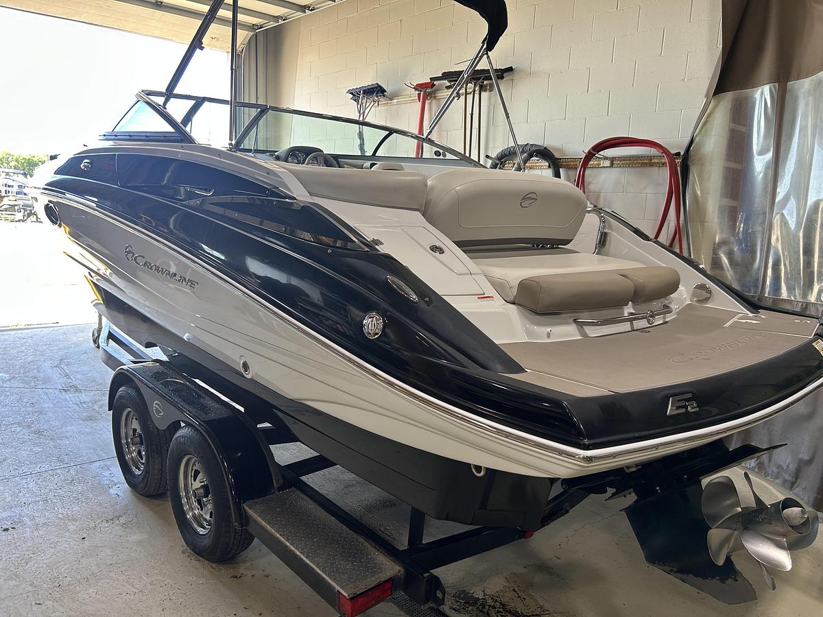Used 2016 Crownline E2