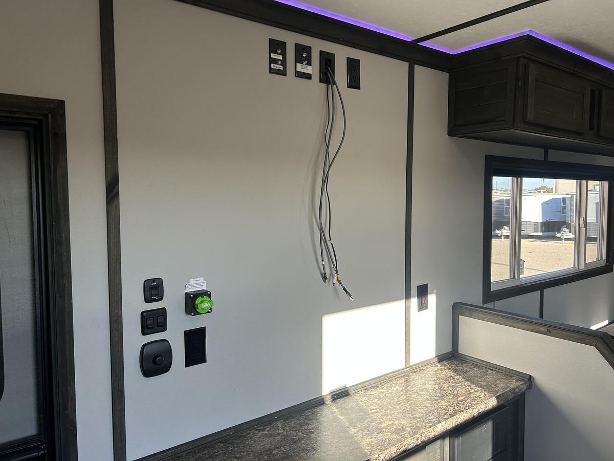 2027 Ice Castle Fish Houses 8' X 24V Missouri Riverbend Lodge