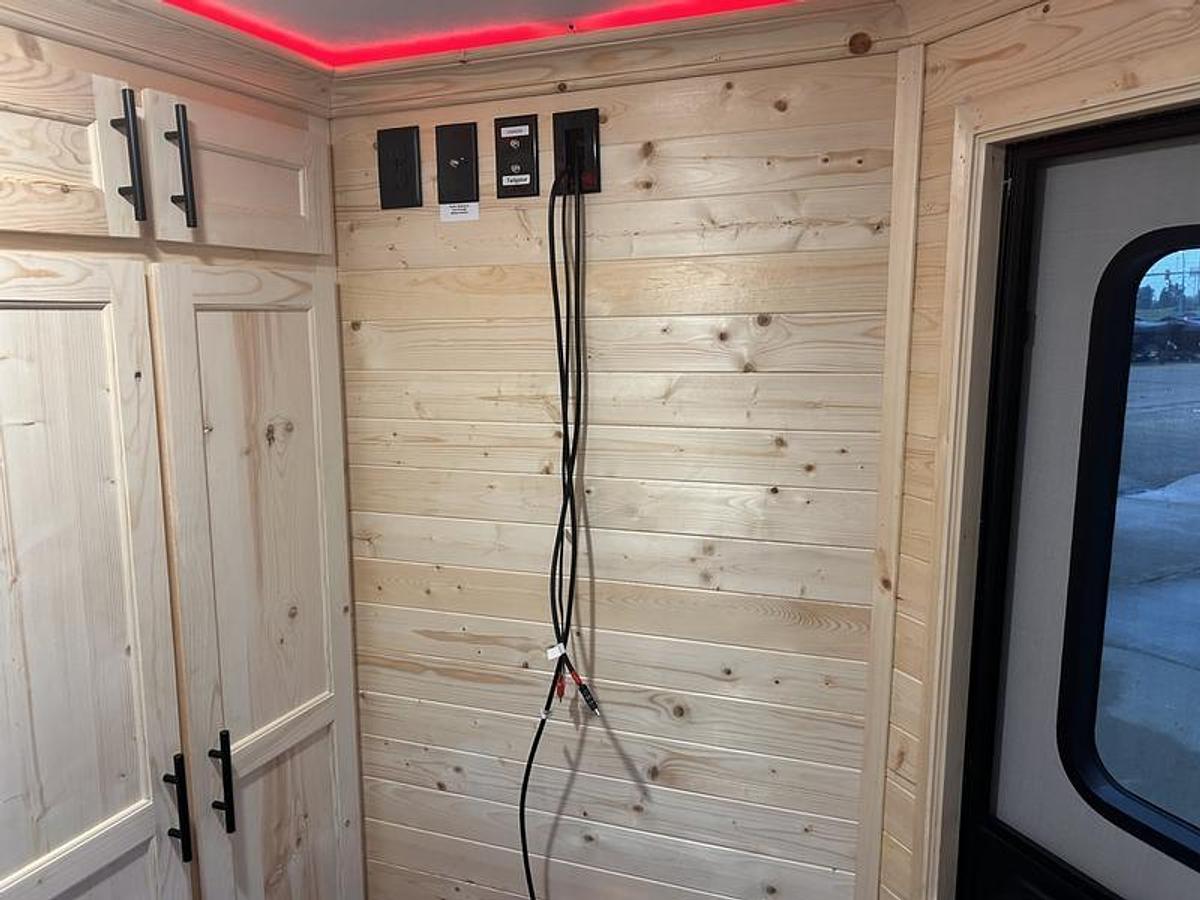 2026 Ice Castle Fish Houses 6.5' X 12V SPORTSMAN [$1,000 OFF, FREE GENERATOR]