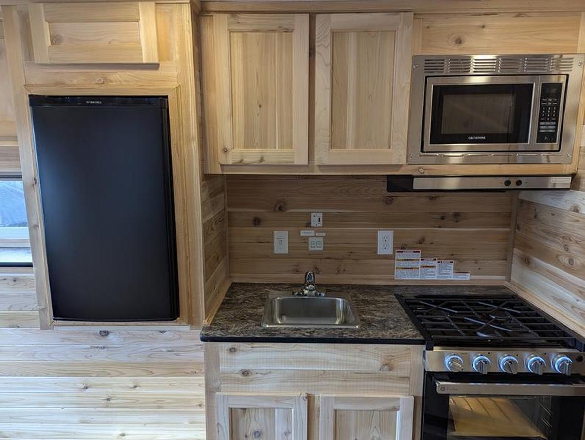 2026 Ice Castle Fish Houses 8' X 17V Range Runner [$1,000 OFF, FREE GENERATOR]