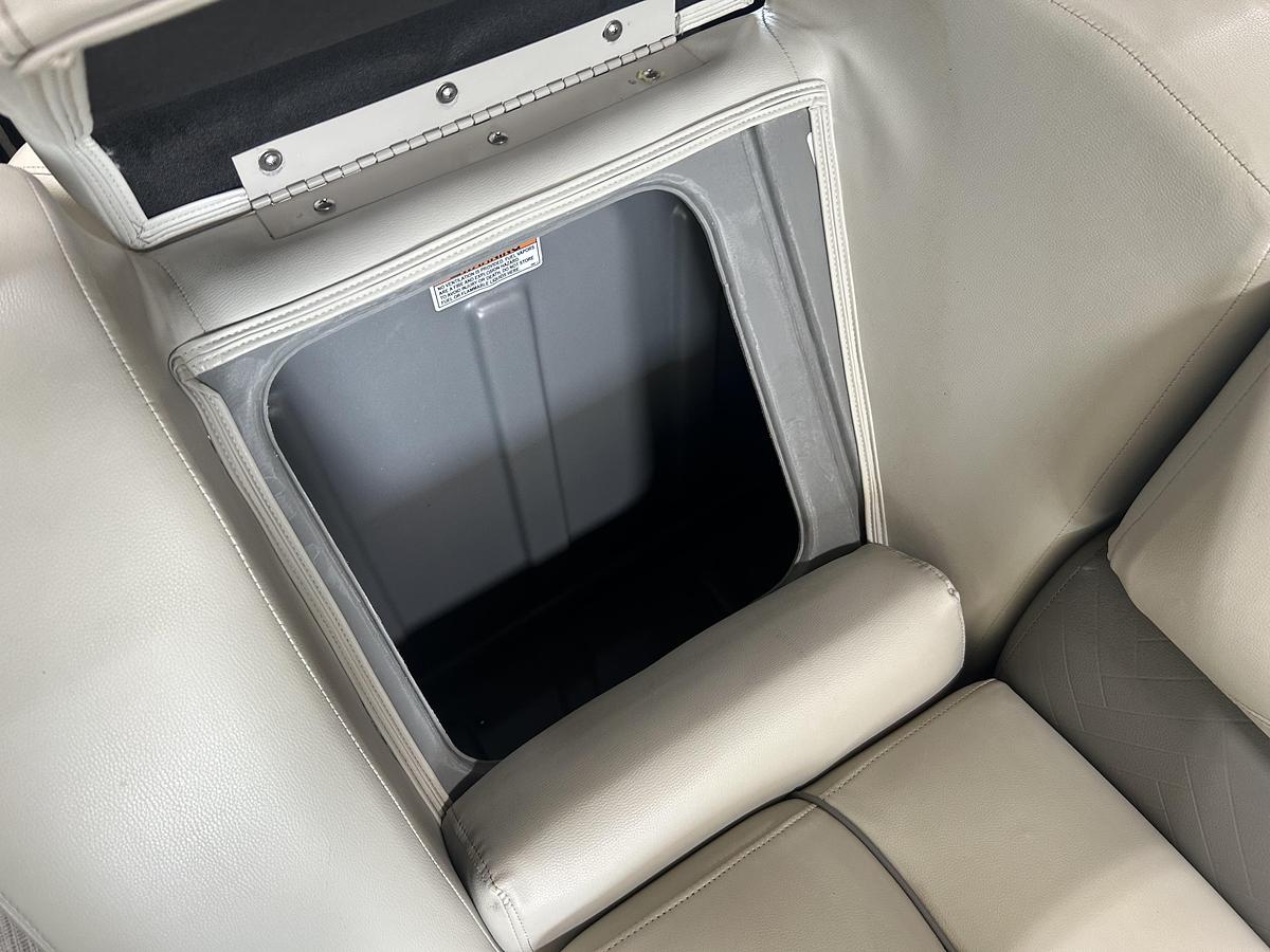 Used 2019 Sylvan Mirage 8522 Party Fish