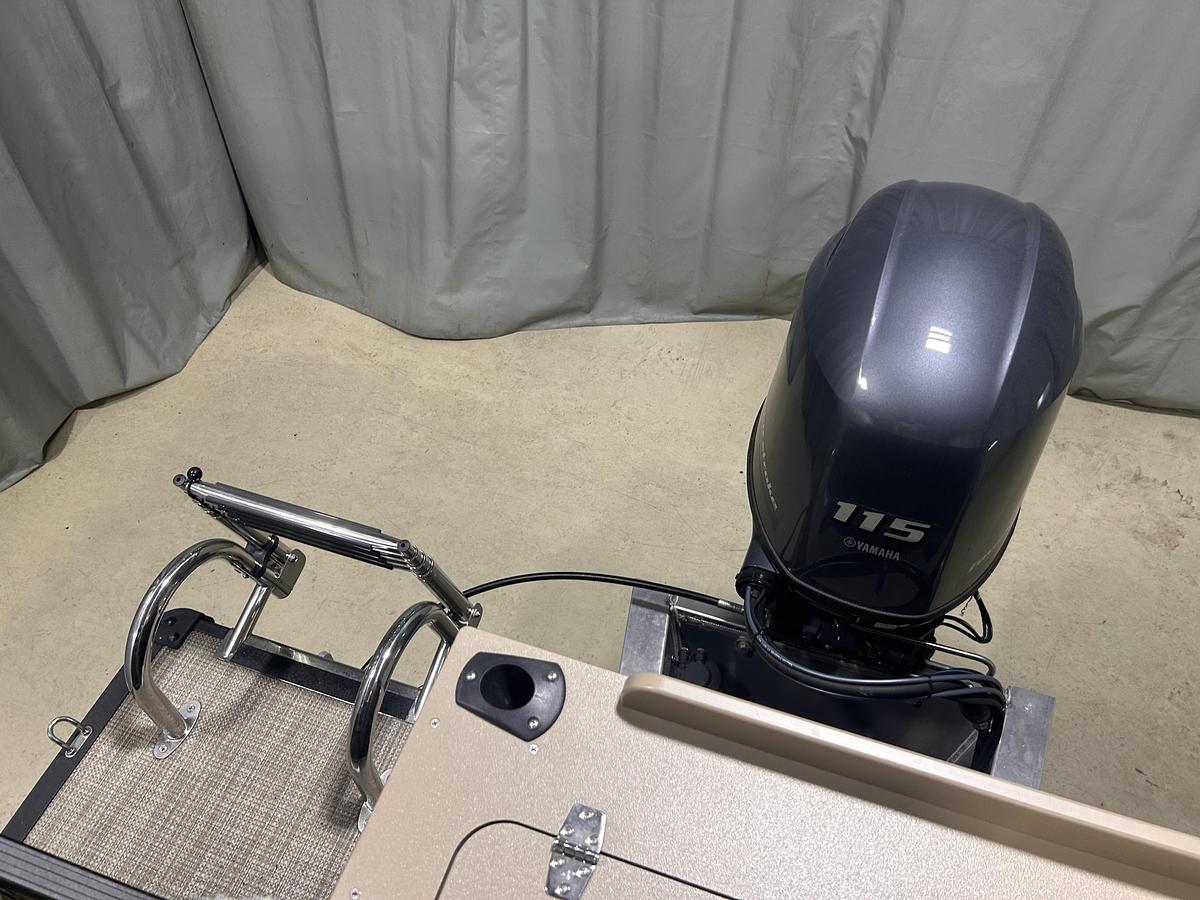 2026 Sylvan 822 Party Fish