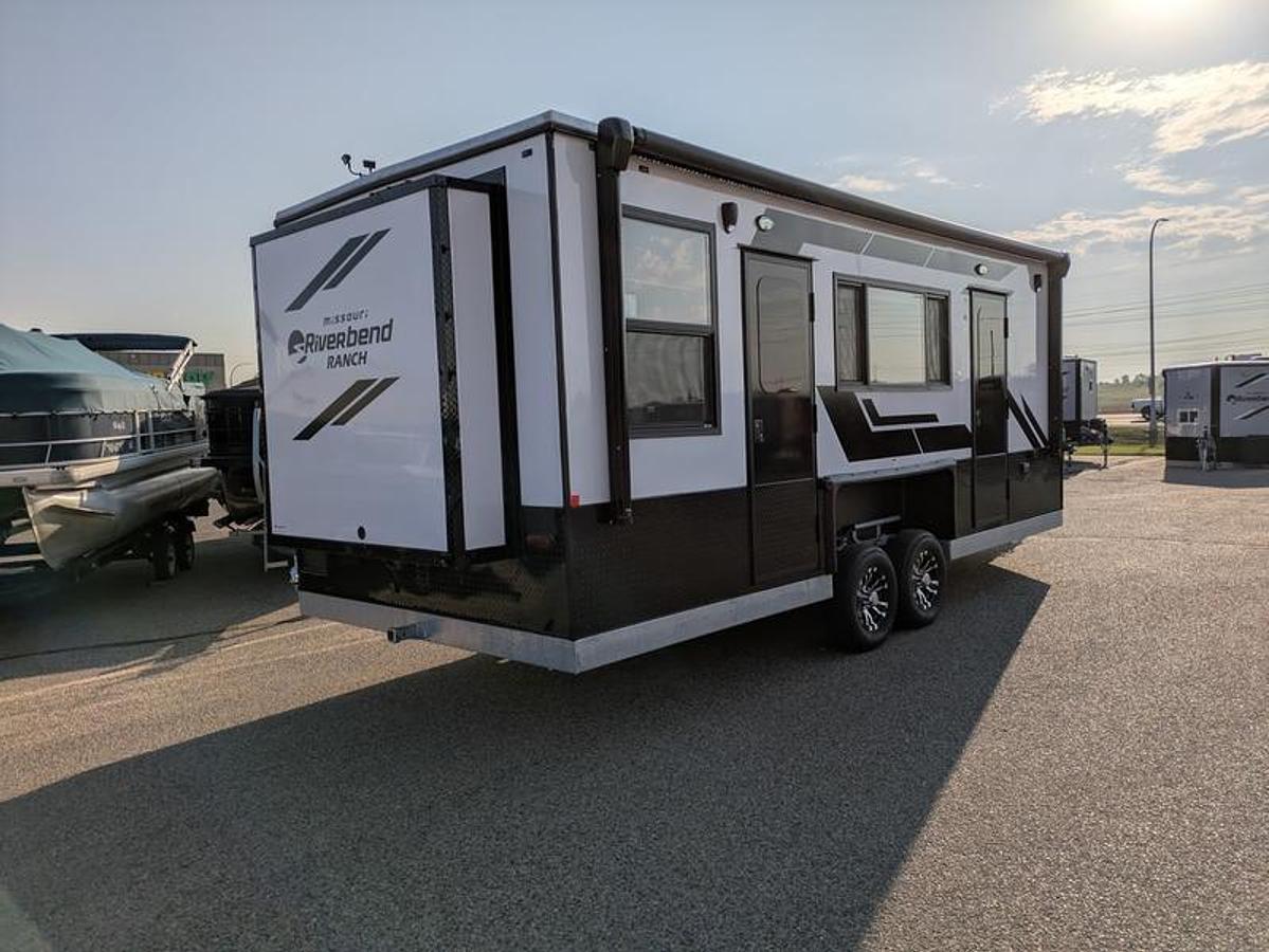 2026 Ice Castle Fish Houses 8' X 21V Missouri Riverbend Ranch [$1,000 OFF, SMART TV, FREE GENERATOR]