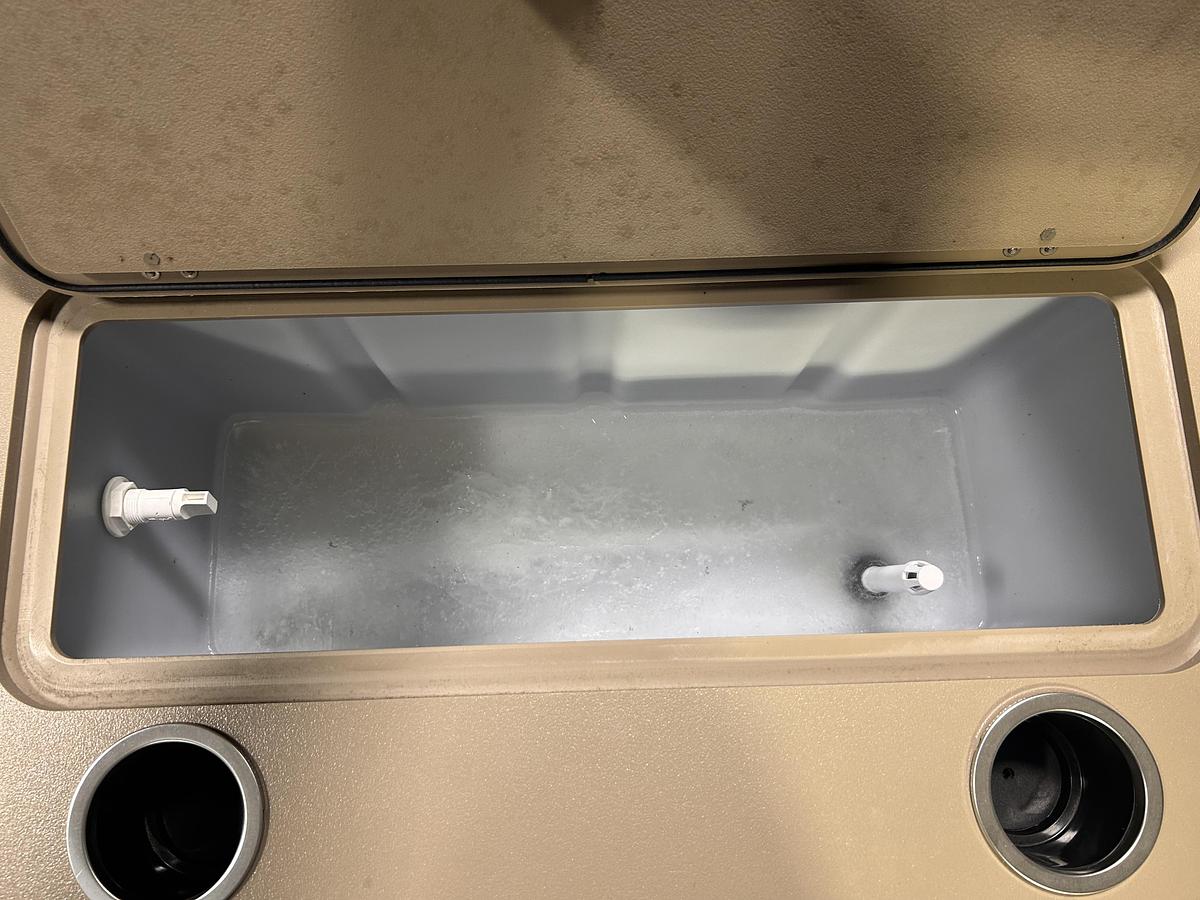 2026 Sylvan 822 Party Fish