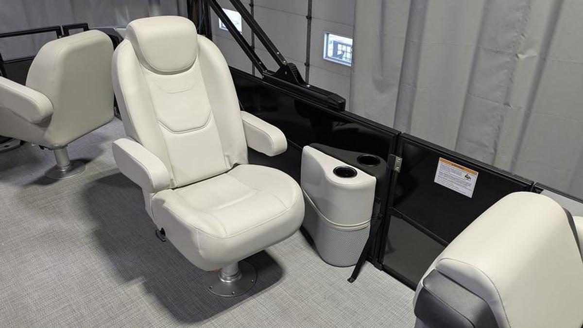 2026 Sylvan R-22 Party Fish