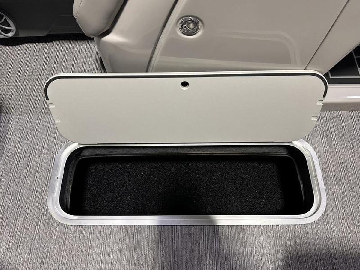 2026 Sylvan L3 Party Fish Port Fish