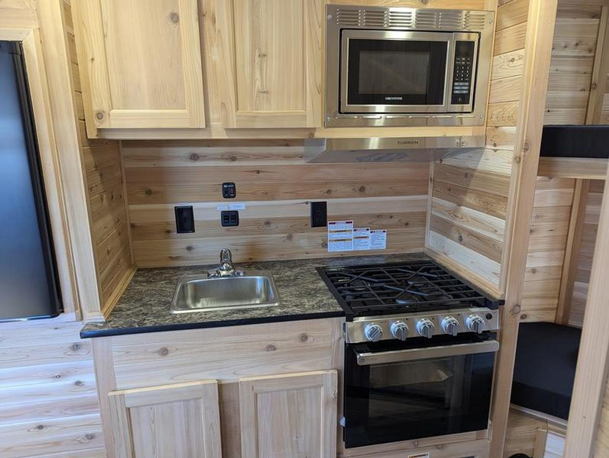 2026 Ice Castle Fish Houses 8' X 17V RANGE RUNNER [$1,000 OFF, FREE GENERATOR]