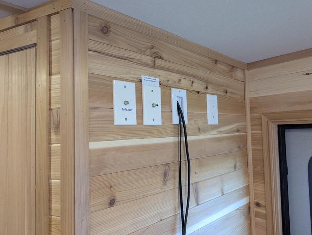 2026 Ice Castle Fish Houses 8' X 17V RANGE RUNNER [$1,000 OFF, FREE GENERATOR]