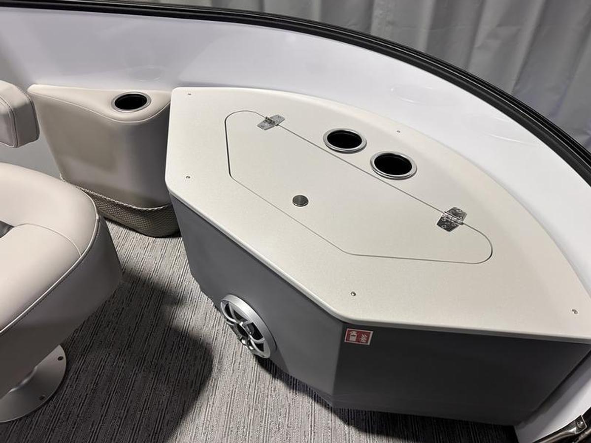 2026 Sylvan L3 Party Fish Port Fish