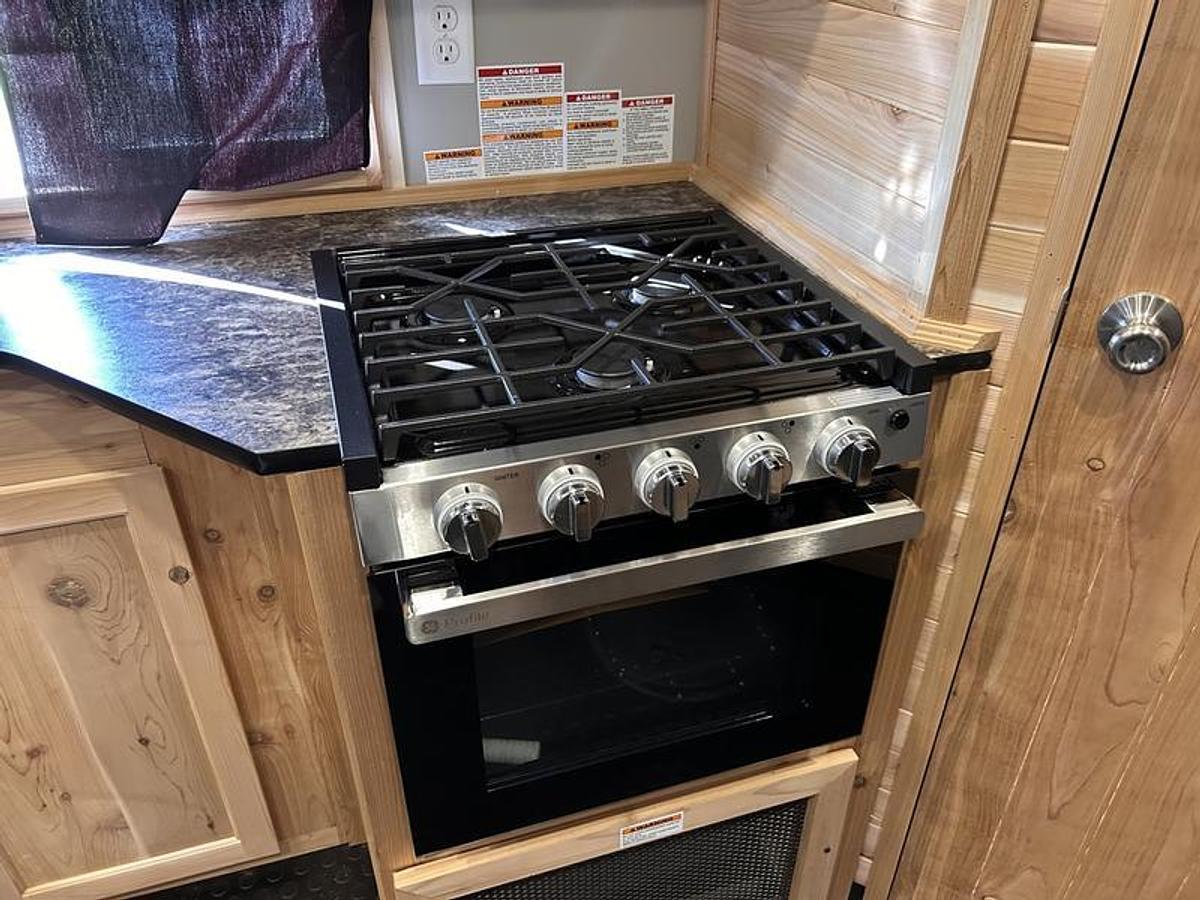 2026 Ice Castle Fish Houses 8' X 16V ND COUNTRY CABIN [$1,000 OFF, FREE GENERATOR]