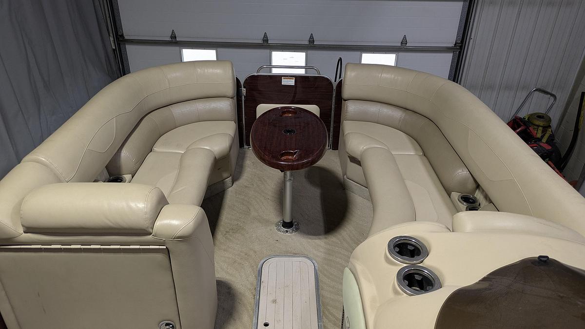 Used 2013 Starcraft Marine 256 Majestic