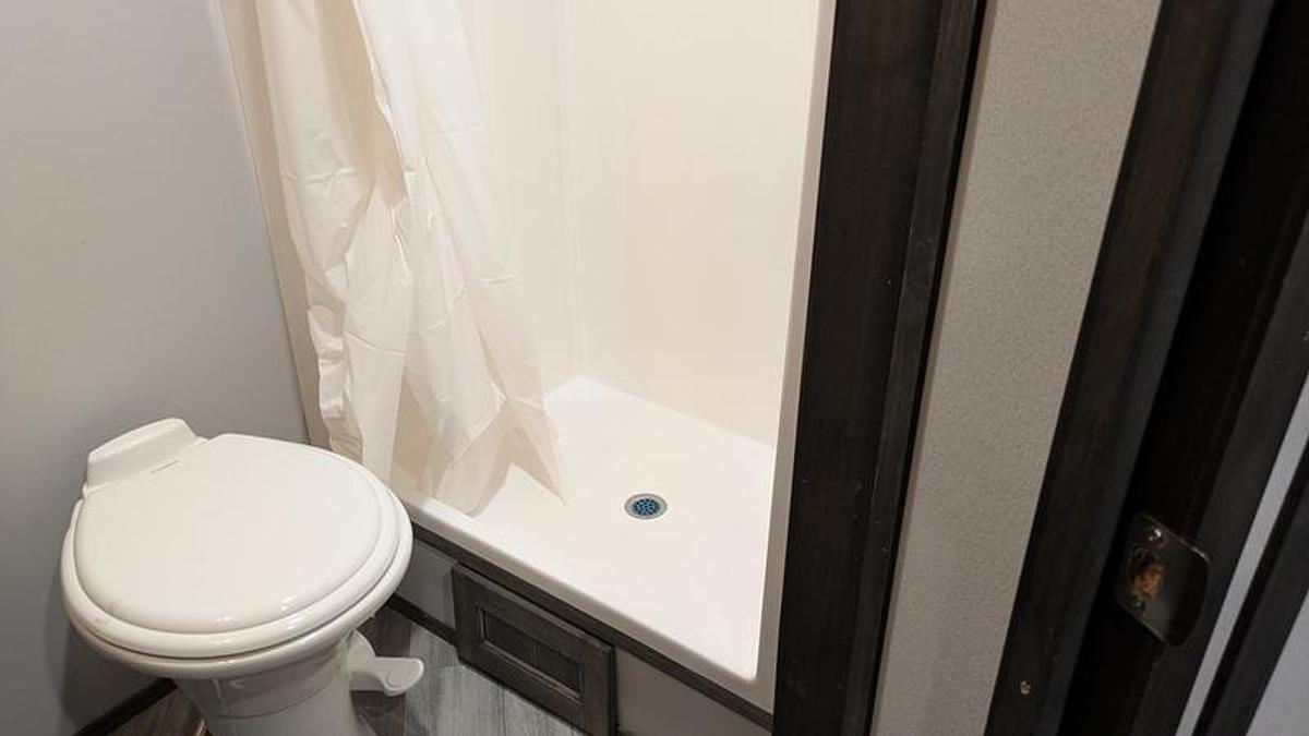 2026 Ice Castle Fish Houses 8' X 24V Missouri Riverbend Lodge [$1,000 OFF, SMART TV, FREE GENERATOR]