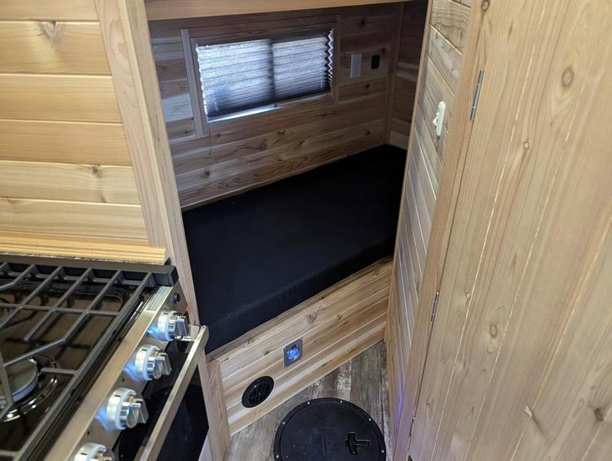 2026 Ice Castle Fish Houses 8' X 17V RANGE RUNNER [$1,000 OFF, FREE GENERATOR]